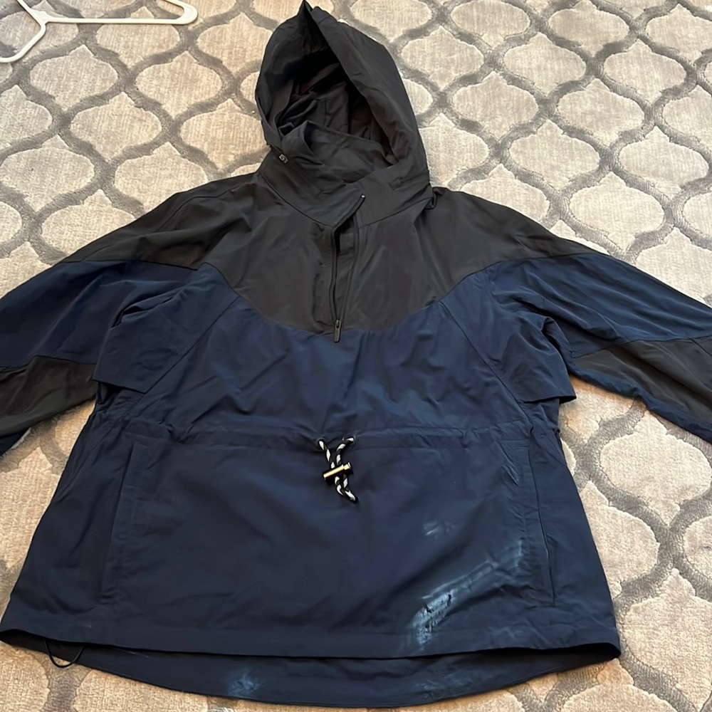 Women’s Lululemon windbreaker